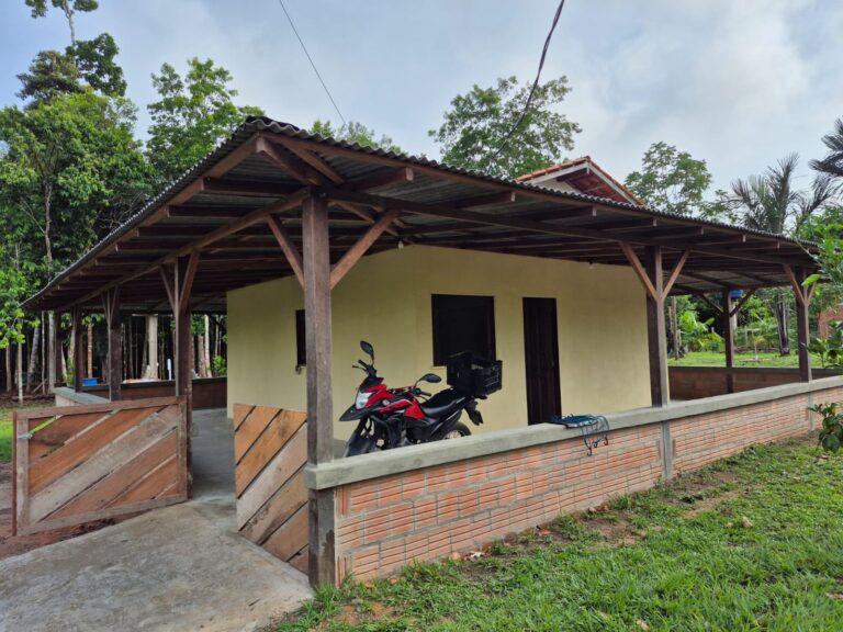 SÍTIO NO RIO PRETO DA EVA COM IGARAPÉ